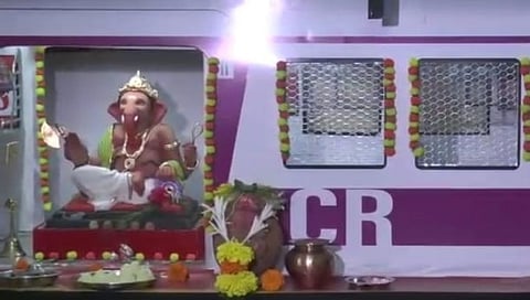 मुंबई लोकलमध्ये बाप्पा विराजमान...