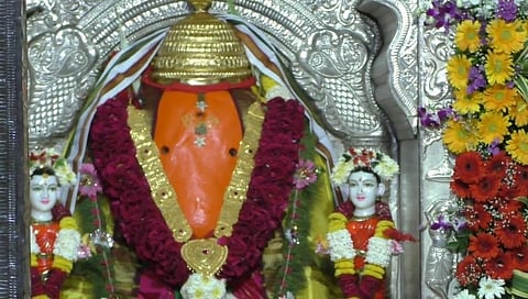 Pune: ओझरचा विघ्नहर गणपती जन्मोत्सव फुलांच्या पाकळ्या उधळत साजरा