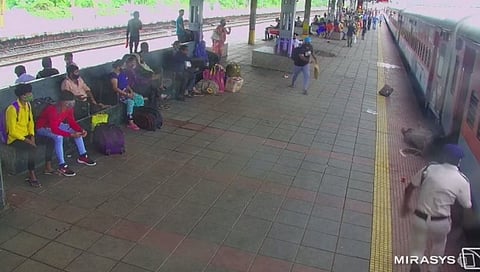 Mumbai : रेल्वे पोलिसाने वाचवला, ट्रेन खाली जाणाऱ्या महिलेचा जीव, पहा Video 