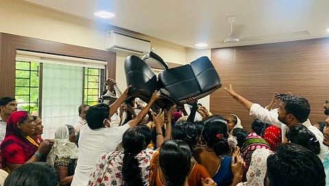 म्हणून यवतमाळमध्ये सरपंचानी केली DRDA कार्यालयाची तोडफोड!