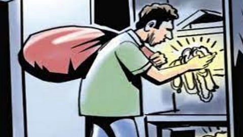 चोरांचा हैदोस, एकाच इमारतीत तीन फ्लॅट फोडले  