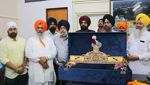सचखंड गुरुद्वाराला पावणेदोन कोटीचा मुकूट भेट