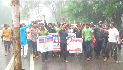 भर पावसात सोयाबीन उत्पादक शेतकऱ्यांनी काढला जिल्हाधिकारी कार्यालयावर मोर्चा! 