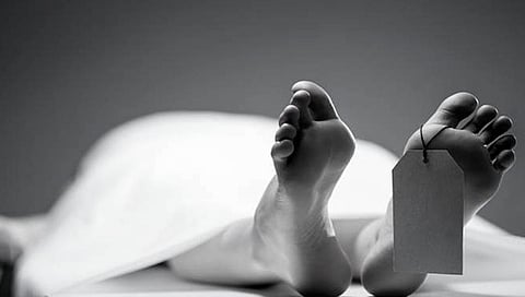 कपडे वाळत घालताना तोल गेल्याने आठव्या मजल्यावरून पडून महिलेचा मृत्यू! 