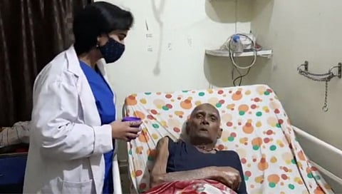 आर्थिक स्थिती खालावल्याने उच्चशिक्षित दांपत्याने  वडिलांना पाठवले वृद्धाश्रमात!