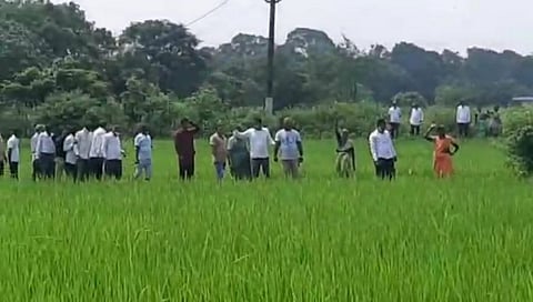 भूमिहीन होणाऱ्या शेतकऱ्यांचे आक्रोश आंदोलन... 