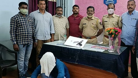 बनावट देसी कट्टासह दिवसभर फिरला, मात्र नंतर पोलिसांनी पकडला 