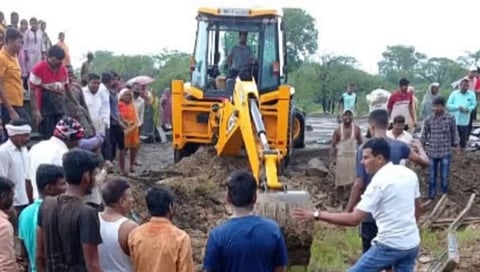 Satara : पावसामुळे मंदिराचे छत कोसळून एक ठार तर तीन जण गंभीर जखमी