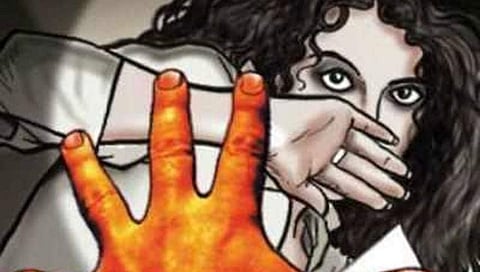 निवृत्त ACP असल्याचे सांगत महिला शिक्षिकेवर केला बलात्कार 