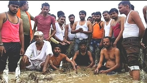 'या' मागणीसाठी सोयाबीनच्या शेतामध्ये संतप्त शेतकऱ्यांनी केले अर्धनग्न आंदोलन!