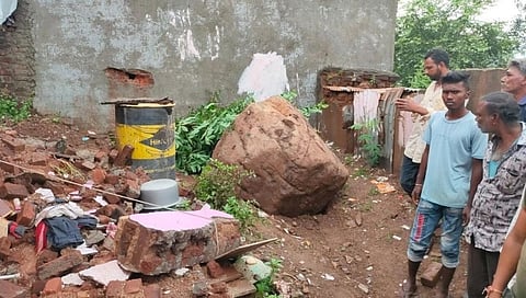 घरावर आदळला भलामोठा दगड; नंदुरबारमधील रात्रीची घटना