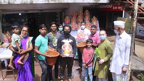 गणपती सोबत एक रोपटे अन् कुंडी भेट!  अमरावतीत दिला जातोय सामाजिक संदेश