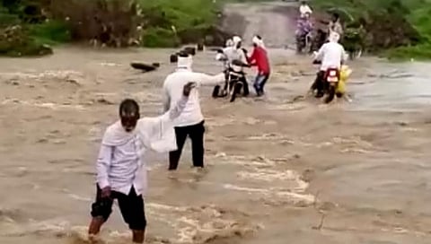 लेंडी नदीला पूर, पोळ्याच्या दिवशी तुटला ५ गावांचा संपर्क        