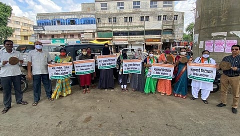 इंधन दरवाढीचा निषेध; राष्ट्रवादी महिला आघाडीने पंतप्रधानांना पाठवल्या गोवऱ्या