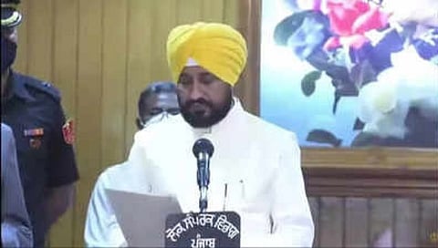 चरणजित सिंह चन्नी यांनी घेतली पंजाबच्या मुख्यमंत्री पदाची शपथ...