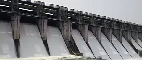 मुसळधार पावसाने अनेक गावांचा संपर्क तुटला