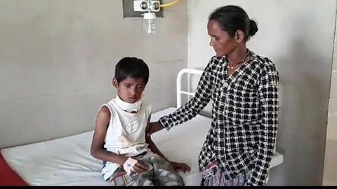 पोटच्या गोळ्यासाठी आईनं लावली जीवाची बाजी; बिबट्याच्या जबड्यातून वाचवले प्राण