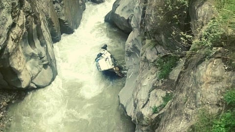 उत्तराखंडमध्ये बस दरीत कोसळून 12 जणांचा मृत्यू; बचावकार्य सुरु