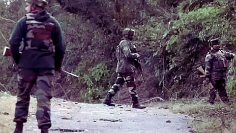 काश्मीरच्या पूंछमध्ये पुन्हा चकमक, 2 पोलिसांसह 3 जवान जखमी