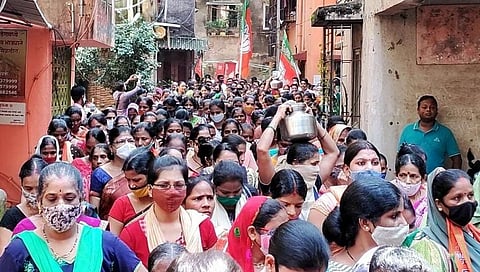 दिवा शहरातील नगरसेवक करतात तरी काय?  पाण्यासाठी काढलेल्या मोर्चात महिलांचा सवाल