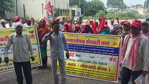 सत्यशोधक शेतकरी सभेच्या वतीने नवापूर तहसील कार्यालयासमोर निदर्शने
