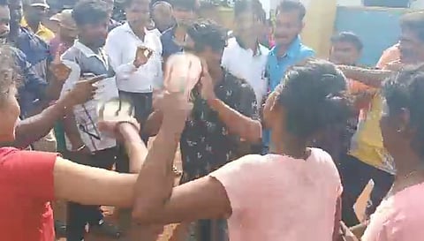 त्या तिघाना चपलेचा चोप; शाळकरी मुलींचा पाठलाग महागात