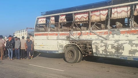 Accident; बस- कंटेनरचा भीषण अपघात; जागीच 7 ठार, 13 जखमी