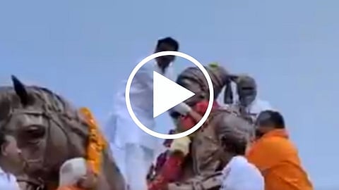 Hingoli | महाराजांच्या पुतळ्यावर चढून घातला हार... (पहा व्हिडिओ)