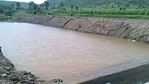 जलयुक्त शिवाराच्या वादाचा बांध अखेर फुटला, सरकारची क्लीन चिट