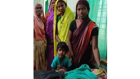 काटेरी झुडपात बाळाचा रडण्याचा आवाज आला; शेतमजुरांनी पाहिले तर समोर आला धक्‍कादायक प्रकार