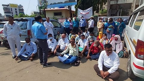 जुन्या पेन्शन योजनेसाठी माध्यमिक शिक्षकांचे जिल्हा परिषदेसमोर धरणे आंदोलन