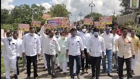 Latur : खाजगी ट्रॅव्हल्स चालकांचे आंदोलन...  