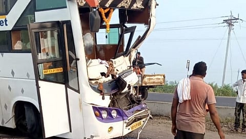 ट्रक- लक्झरीबसचा भीषण अपघात, 12 प्रवासी जखमी, 3 गंभीर