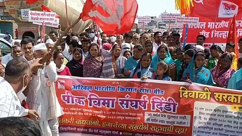पीक विम्यासाठी लाल वादळ घेऊन किसान सभा बीडच्या दिशेने रवाना