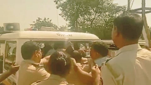 पोलीस पथकावर अतिक्रमण धारकांचा हल्ला; दोघांना घेतलं ताब्यात
