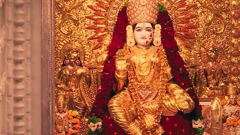 पुण्यातील सारसबाग परिसरातील देवीला सोन्याची साडी अर्पण,पाहा हा लखलखता व्हिडिओ... 