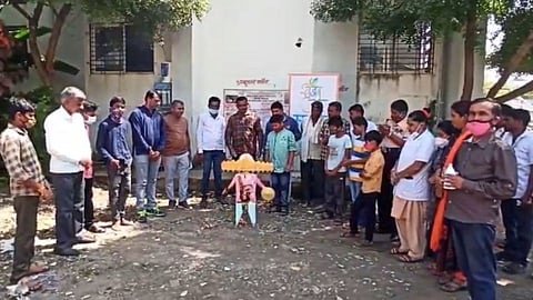 Latur : अहमदपूरच्या ग्रामीण रुग्णालयात व्यसनाधीन रावणाचे दहन!