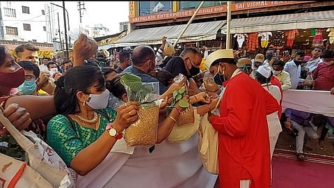 भिक्षा घाल माई! साईबाबांचा भिक्षा झोळीचा कार्यक्रम मोठ्या उत्साहात साजरा...