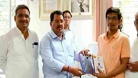 'महाज्योती' कडून ओबीसी आणि व्हिजेएनटी विद्यार्थ्यांना टॅब चे वितरण