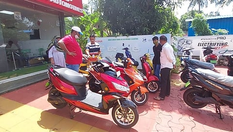 Raigad; ग्राहकांची इलेक्ट्रिक बाईकला पसंती, मागणी वाढली