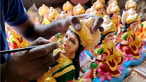 लक्ष्‍मीच्‍या मुर्तीवर अखेरचा हात; यंदा साकारल्‍या गेल्‍या कमी मुर्ती