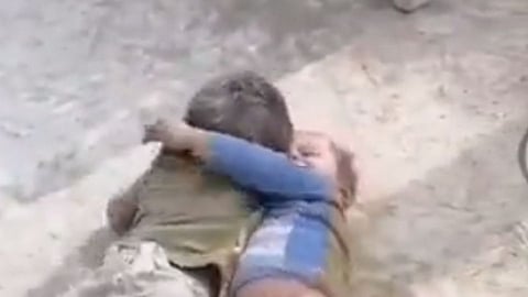 Viral Video: वाह रे मर्दांनो! रस्त्यावरच रंगली चिमुकल्यांची भन्नाट कुस्ती