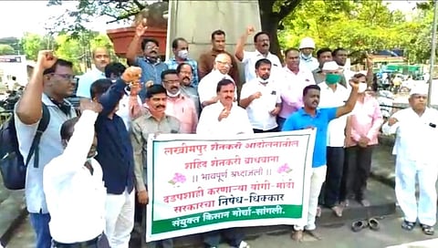 उत्तरप्रदेशातील शेतकऱ्यांच्या हत्येचे पडसाद सांगलीमध्ये; मोदी-योगी सरकारच्या विरोधात घोषणाबाजी