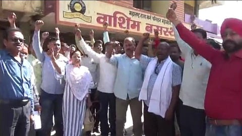 एसटी महामंडळाने उचलला निलंबनाचा बडगा; जिल्ह्यातील 950 कर्मचाऱ्यांपैकी 124 कर्मचारी निलंबित