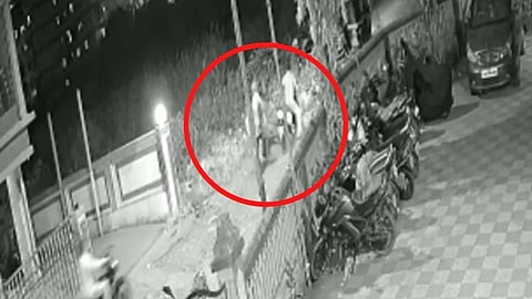 Viral Video : डोंबिवलीत भर रस्त्यात एकाला दांडक्याने जबर मारहाण, घटना CCTV मध्ये कैद!