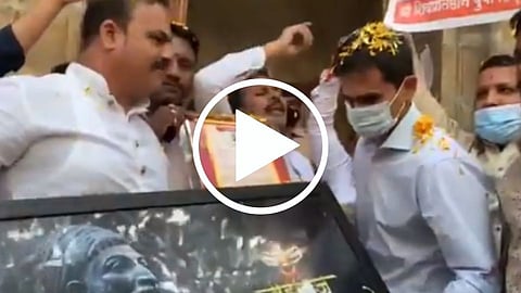 समीर वानखेडेंवर फुलांचा वर्षाव... पहा व्हिडिओ