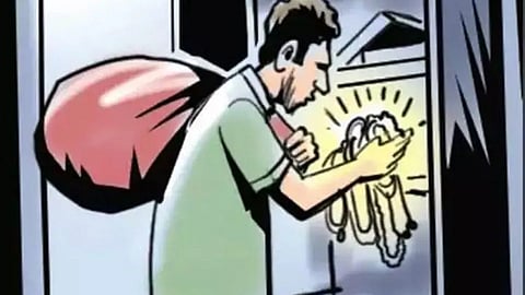 Crime : मंदिरात चोरी करण्याआधी चोराने घेतला देवाचा आशीर्वाद