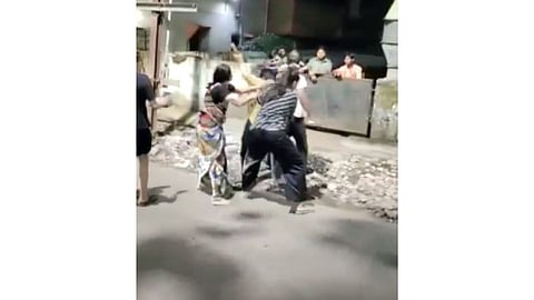 रिक्षा उभी करण्यावरून वाद, दोघांना मारहाण; पती-पत्नीवर गुन्हा दाखल!