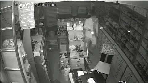 नाशिक: 5 मेडिकलची दुकानं तोडून हजारो रुपयांची रोकड लंपास; चोरटे CCTV त कैद...