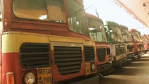 "डंके की चोट पर दहावा" म्हणत एसटी कर्मचाऱ्यांनी केलं अनोखं चड्डी आंदोलन...